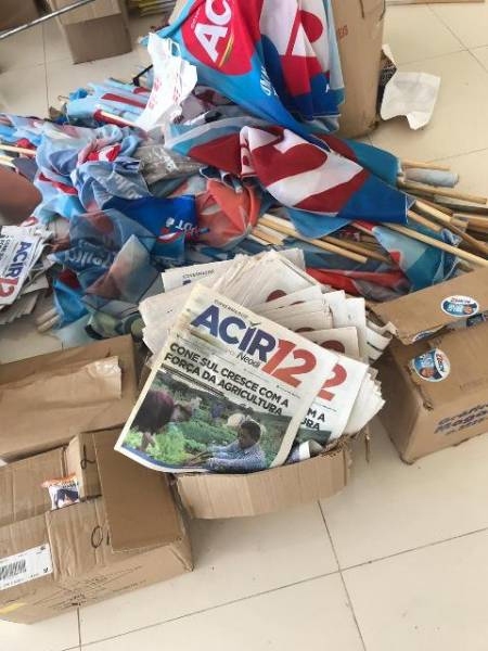 Fotos e vídeo: PF, PM e TRE fazem buscas em comitês e recolhem material de campanha de Acir