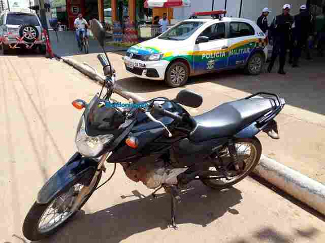 Jovem é preso com moto adulterada e com arma de fogo durante blitz