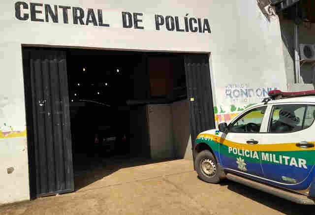 Bandido rouba celular de adolescente em parada de ônibus e é detido por populares