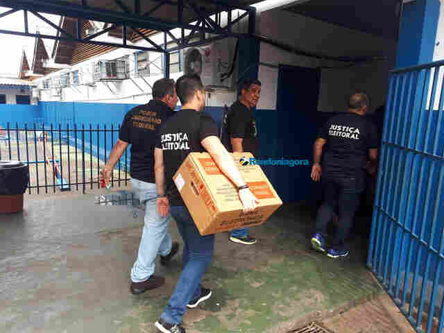 Urna do Colégio Tiradentes trava, troca demora e gera longa fila