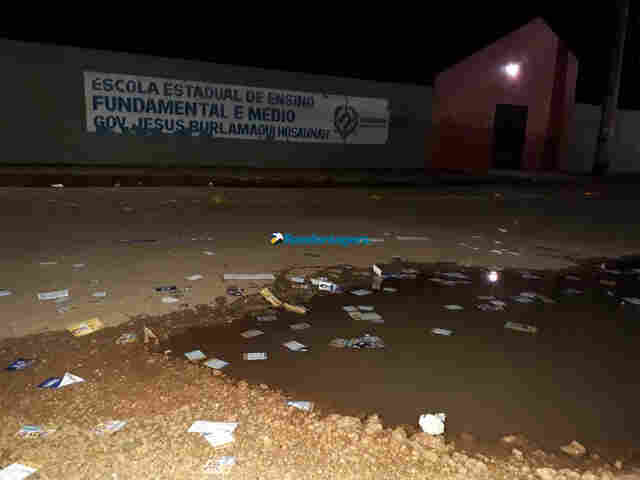 Multa milionária não intimida e ruas da Capital amanhecem inundadas de “santinhos”