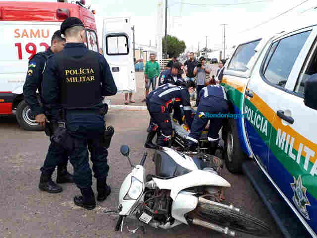Motociclista avança sinal vermelho e causa grave acidente com caminhonete