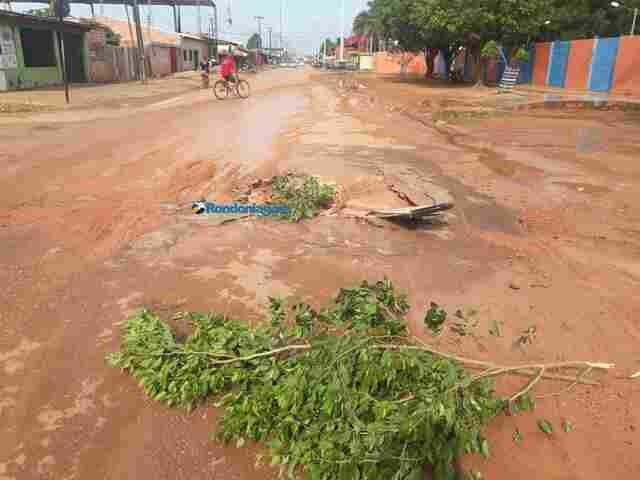 Cano da Caerd estoura e abre buraco em avenida na frente de escola em Porto Velho
