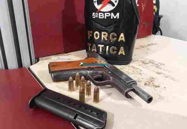 Dupla troca tiros com a PM e é presa com pistola e moto roubada
