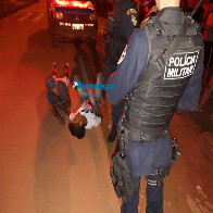 Policiais confundem carteira porta-cédulas com arma e atiram em jovem embriagado, na Capital