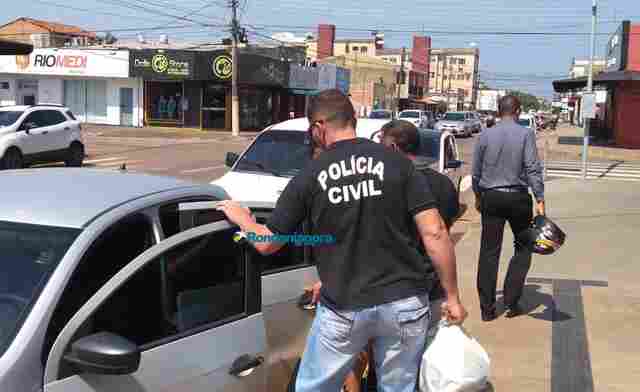 Vídeo: Delegacia do Consumidor prende gerente de loja de suplementos; Vigilância apreende produtos