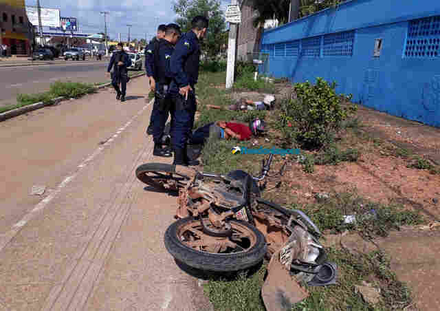Dupla de assaltantes é presa após colidir em viatura da PM