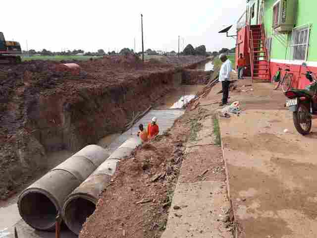 Prefeitura inicia obra de drenagem para asfaltar a Rua Raimundo Cantuária, na Zona Leste