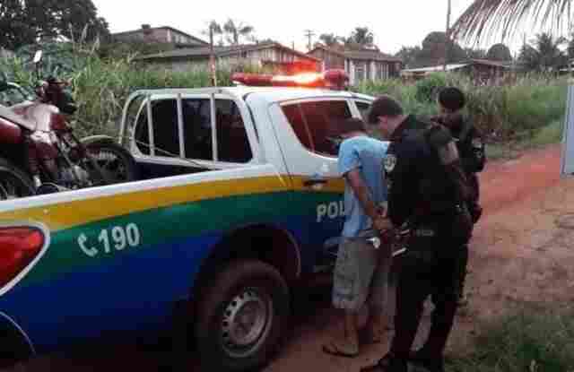 Jovem é morto com várias facadas em terreno baldio