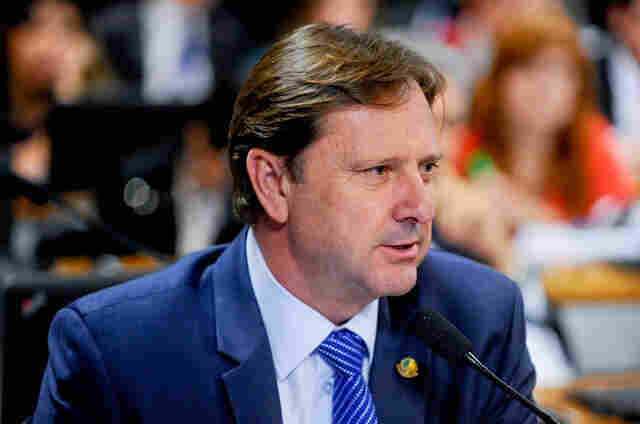Defesa pede que Acir Gurgacz exerça o mandato durante o dia no Senado