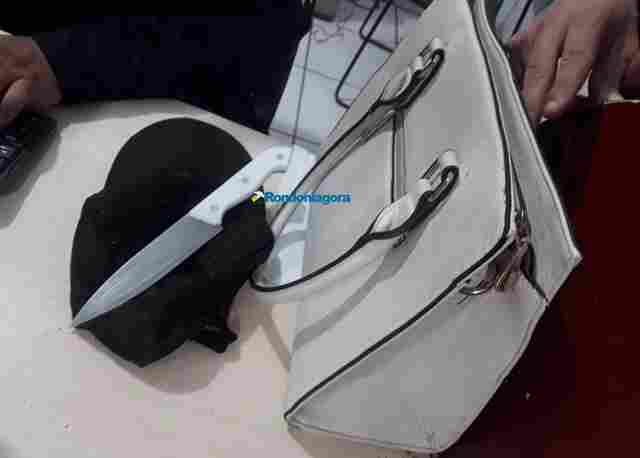 Dupla é presa após roubar bolsa de estudante em parada de ônibus