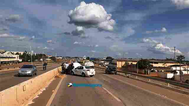 Acidente no viaduto envolve três carros por falta de sinalização