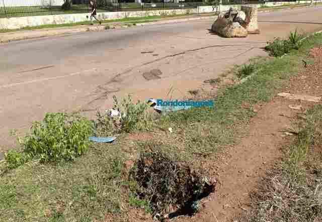 Fissura na Rogério Weber aumenta e coloca em risco quem passa pela região