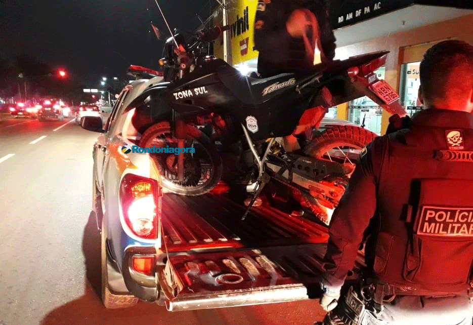 Criminoso mascarado faz arrastão e acaba preso após intensa fuga na contramão