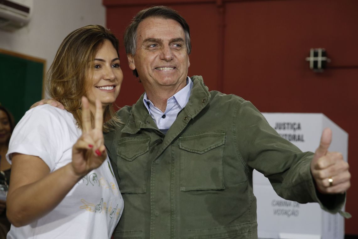 Acompanhado de agentes da PF e da mulher, Bolsonaro vota no Rio