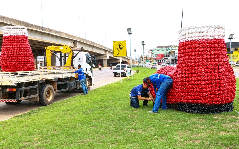 Decoração natalina começa a ser instalada em Ji-Paraná