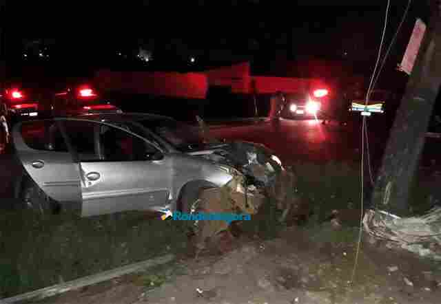 Motorista atropela assaltantes, mas perde controle do carro e derruba poste de alta tensão