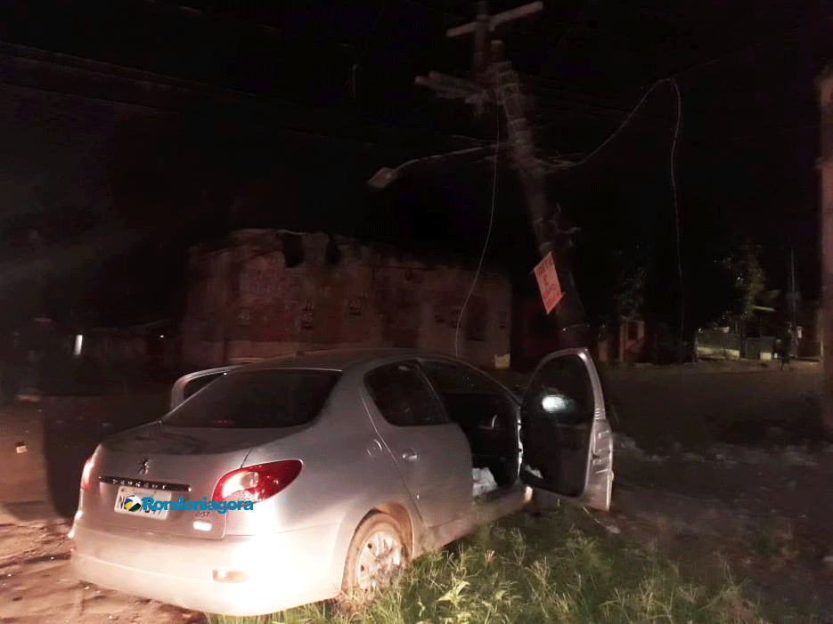 Motorista atropela assaltantes, mas perde controle do carro e derruba poste de alta tensão