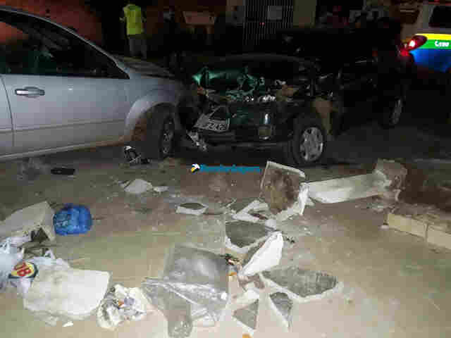 Motorista embriagado colide F-250 em três veículos estacionados