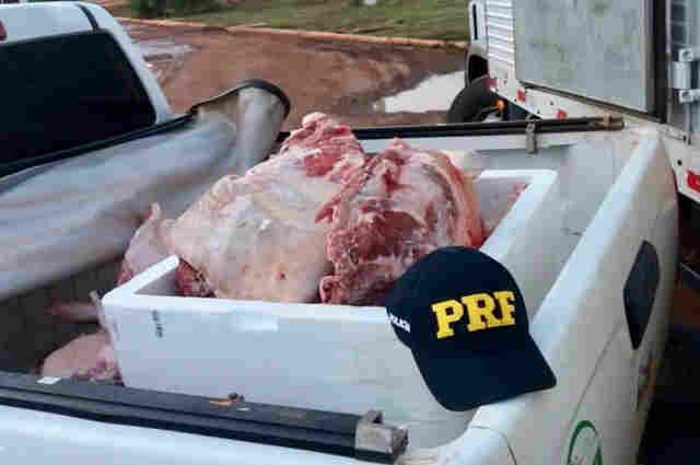 PRF apreende 200 quilos de carne suína transportados sem nota fiscal e selo de inspeção