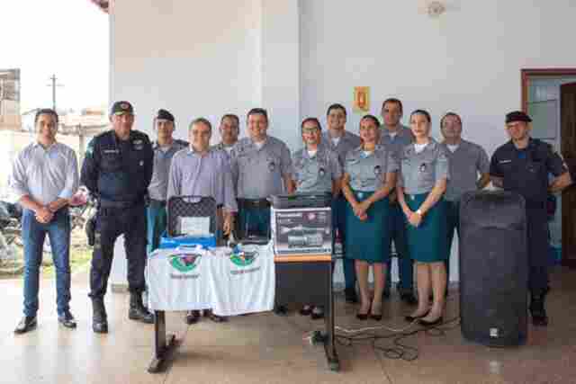 Aélcio da TV entrega equipamentos para o Proerd