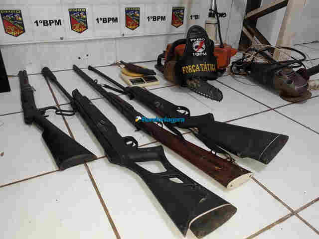 Bando armado invade residência e aterroriza família na Capital; um é preso e cinco fogem