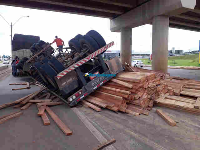 Carreta tomba ao passar embaixo de viaduto na BR-364 em Porto Velho; fotos
