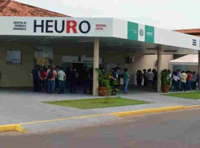 Na saída de festa, jovem é atacado com facada na barriga