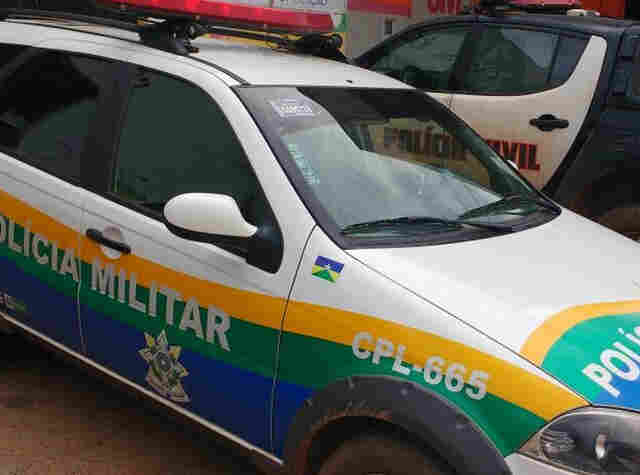 Homem ataca ex-esposa e atual namorado dela a facadas durante festa