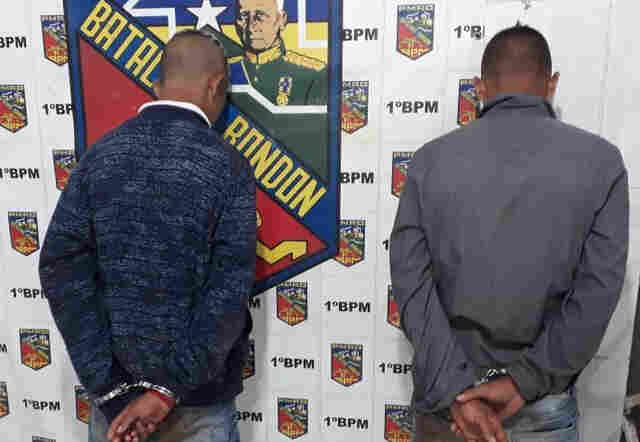 Polícia recupera moto roubada e detém dupla armada após perseguição