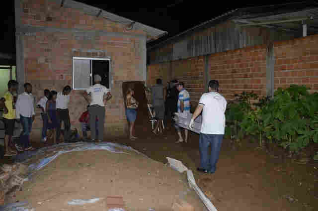 Criminosos executam homens a tiros em residência