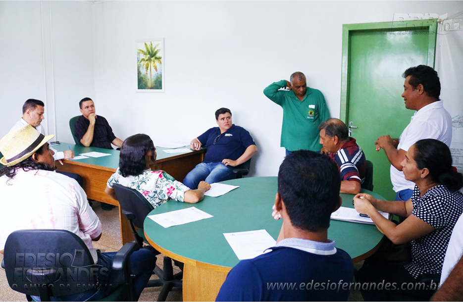 Líderes e moradores do setor agrícola buscam a recuperação de estradas através do vereador Edesio Fernandes.