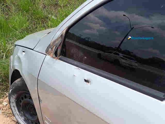 Bandidos roubam carro, trocam tiros com a PM e conseguem fugir na Capital