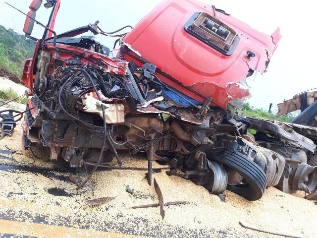 Morador de Porto Velho morre após colisão entre carretas na BR-364, em Vilhena