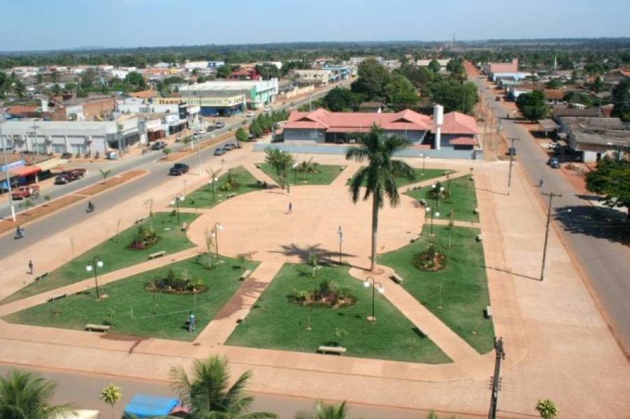 Homem é atacado a golpes de faca na frente da esposa em praça