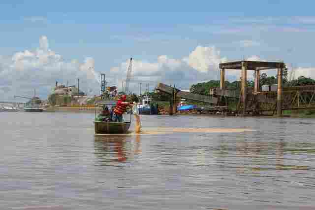 Exercício simula ação para conter derramamento de óleo no Rio Madeira