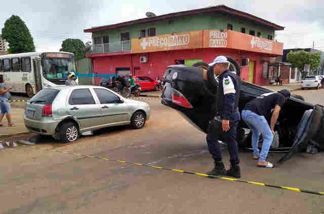 Motorista embriagado perde o controle de carro e provoca capotamento na Avenida Amazonas