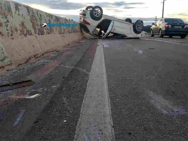 Motorista perde controle da direção, bate em mureta da BR 364 e capota carro