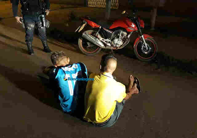 Menor e comparsa caem e ficam lesionados ao fugir da PM com moto roubada