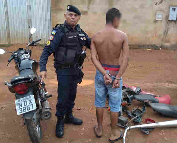 Adolescente é detido com moto roubada e várias peças de outros veículos