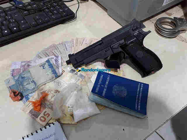Polícia prende traficante com arma de brinquedo e várias porções de droga