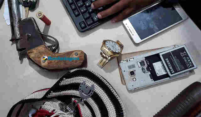 Dupla é detida com arma caseira e moto roubada na Zona Leste