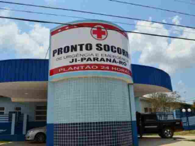 Jovem é socorrido pelo padrasto ao ser baleado em Ji-Paraná