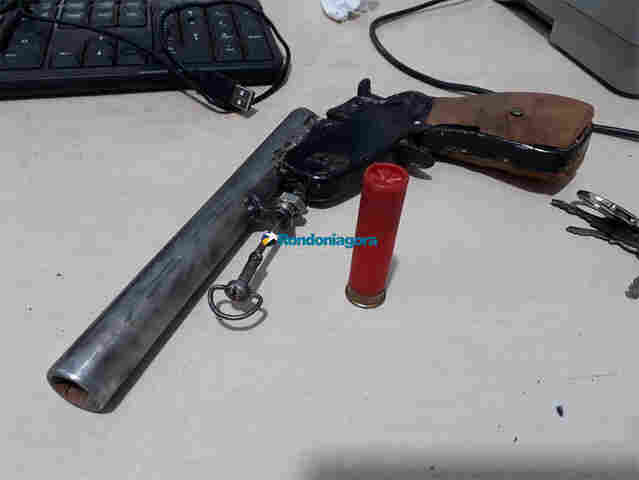 Criminosos são presos com arma após roubo