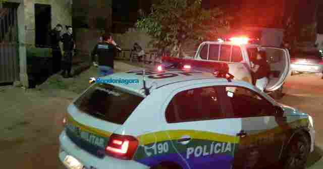 Bandidos armados invadem residência e tentam matar pai e filho a tiros