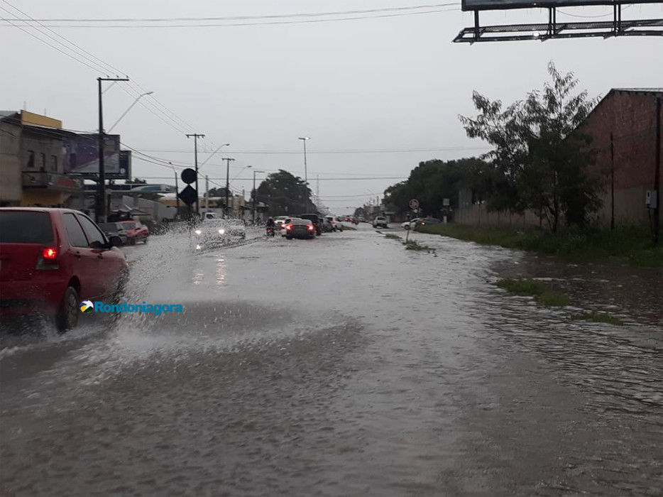 Forte chuva alaga diversas ruas em Porto Velho