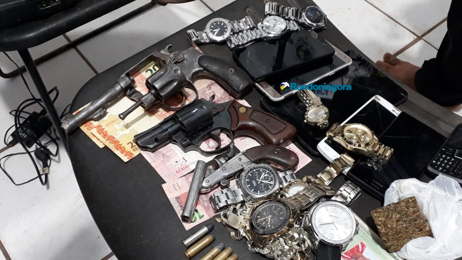 Quadrilha é presa com armas e rádio após roubo em posto de combustível na Capital