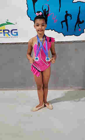 Aos 9 anos, ginasta se destaca pelo talento e foca treinos para participar de competições oficiais