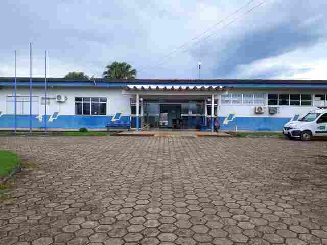 Homem é atacado a golpes de gilete no pescoço em bar