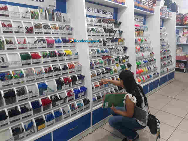 Pais começam a pesquisar preços e papelarias oferecem descontos na lista de material escolar